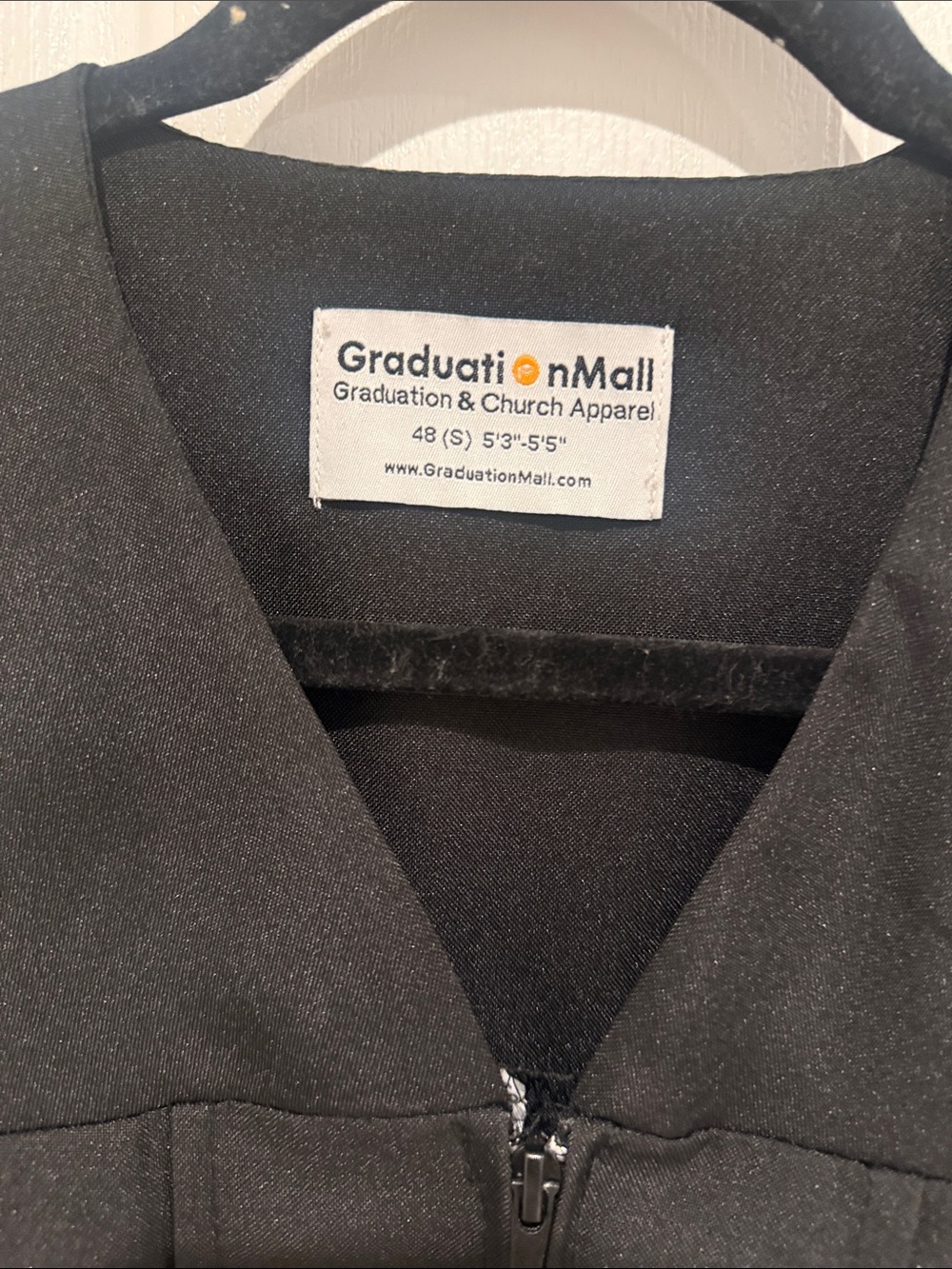 Graduation gown in size small - Picture 5 of 6